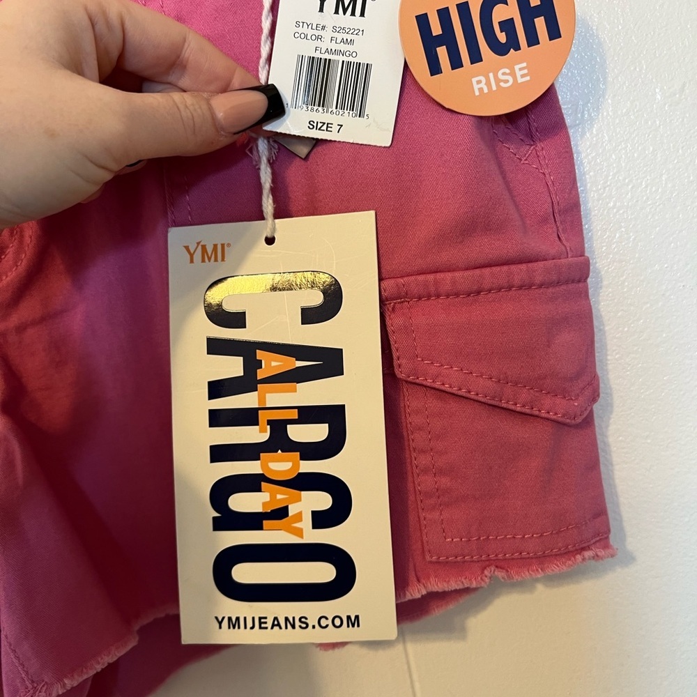 Pink cargo shorts - Picture 2 of 3